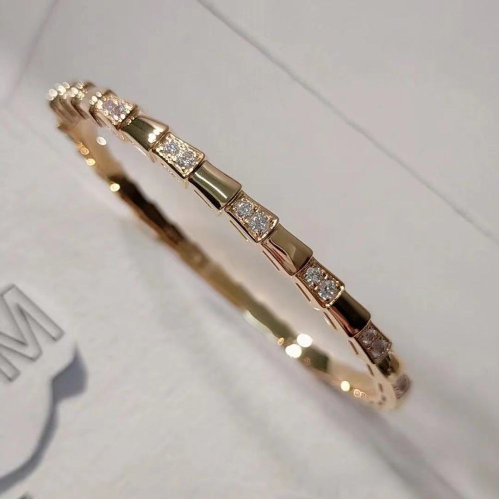 White mother-of-pearl rose gold bracelet set with diamonds.