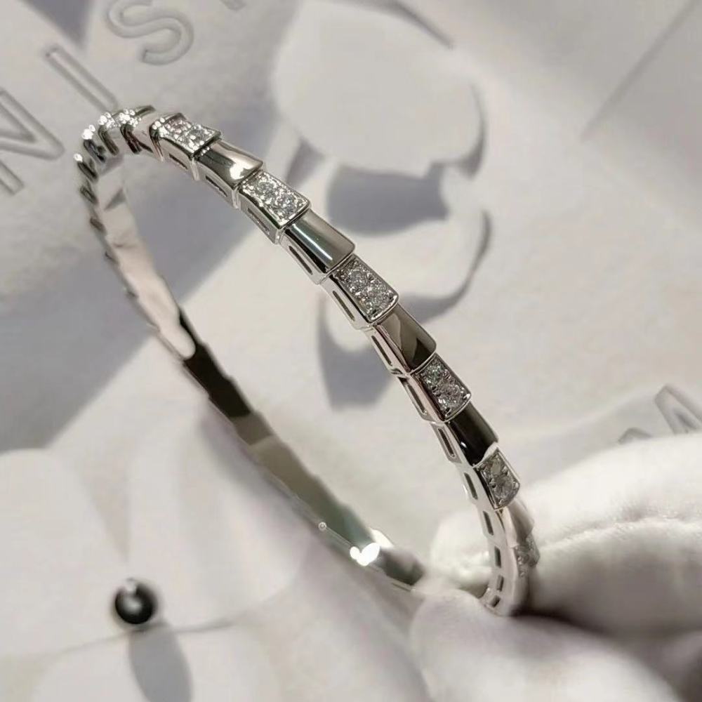 White mother-of-pearl rose gold bracelet set with diamonds.