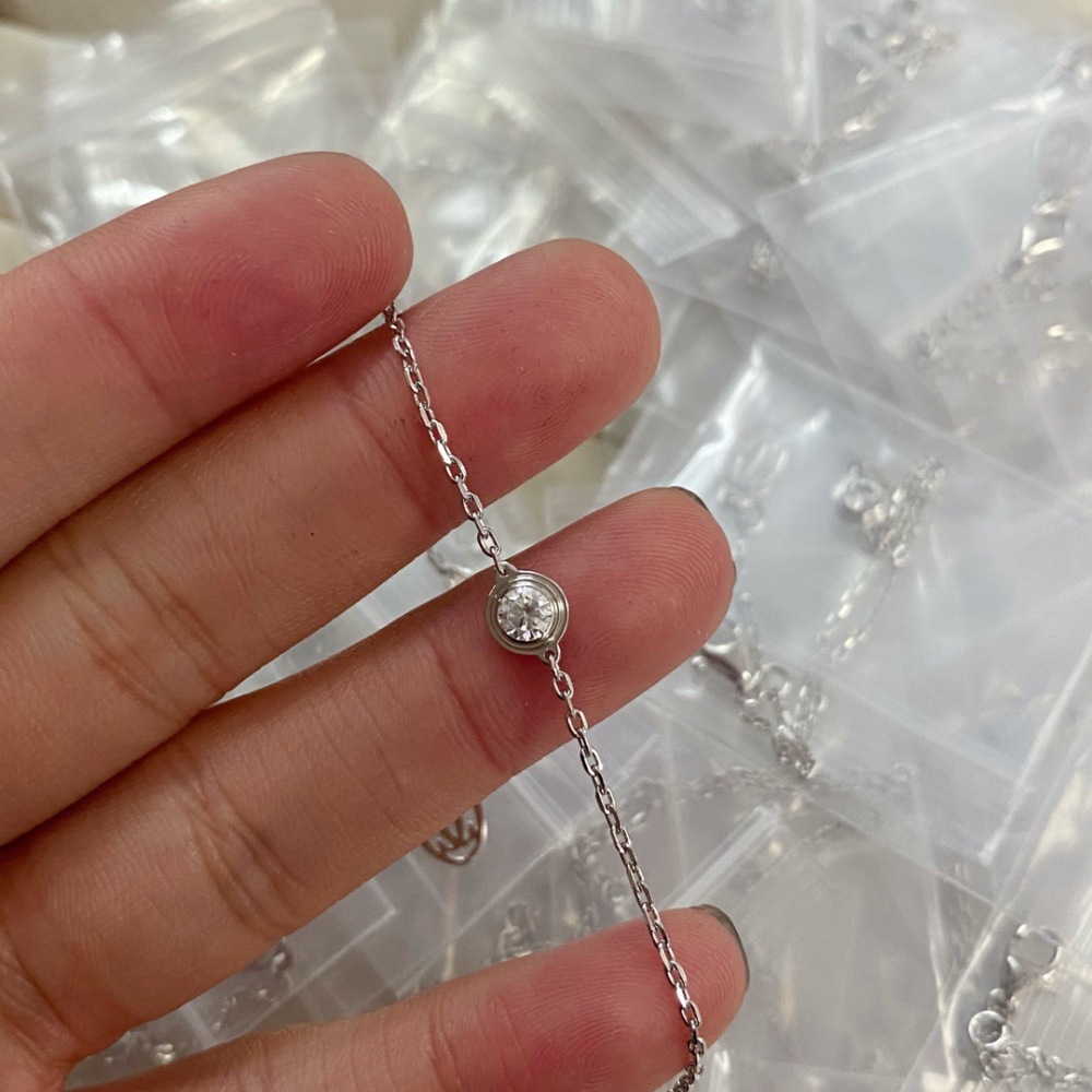 Silver bracelet with solitaire diamond