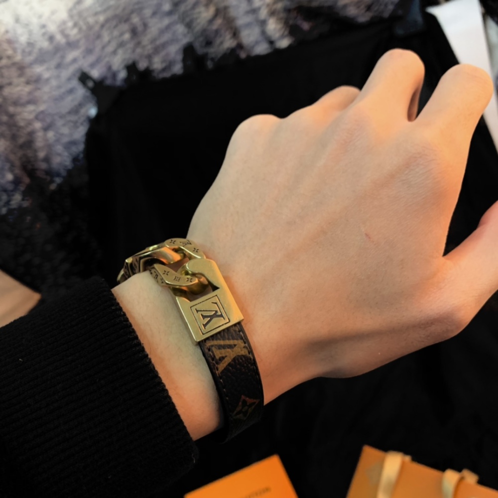 001  LV Old Style Leather Rope Bracelet
