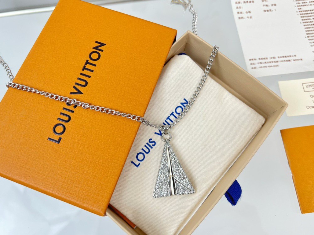 001  LV Diamond-Inlaid Aircraft Necklace