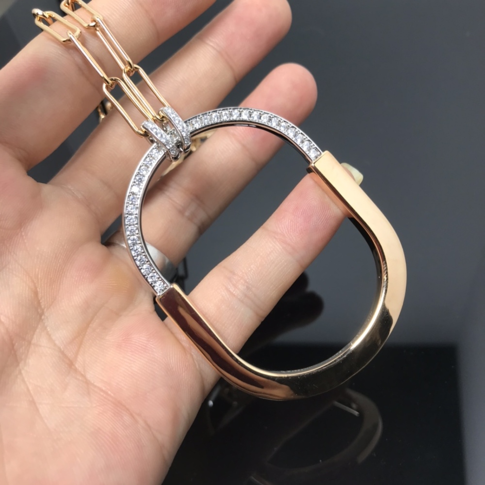 001 vLV necklace - New U-shaped lock color-separated necklace. Serial number: HH0498905