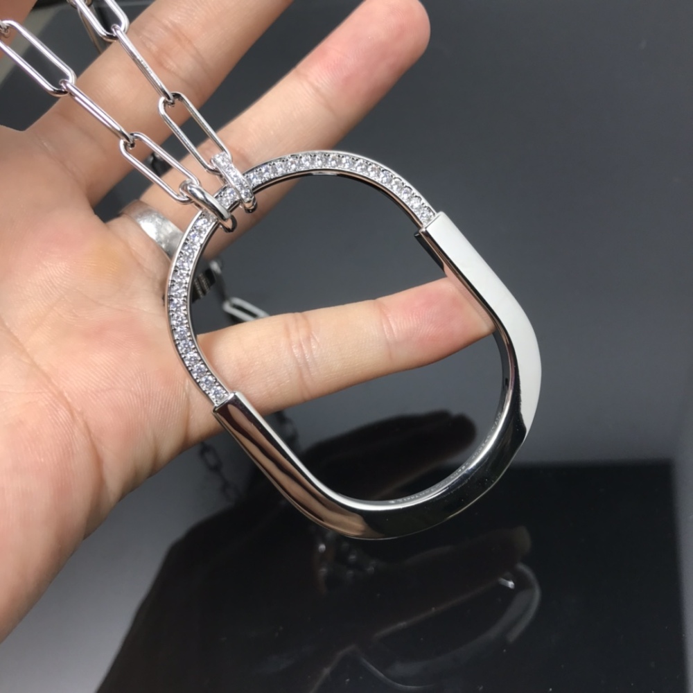 001 vLV necklace - New U-shaped lock color-separated necklace. Serial number: HH0498905