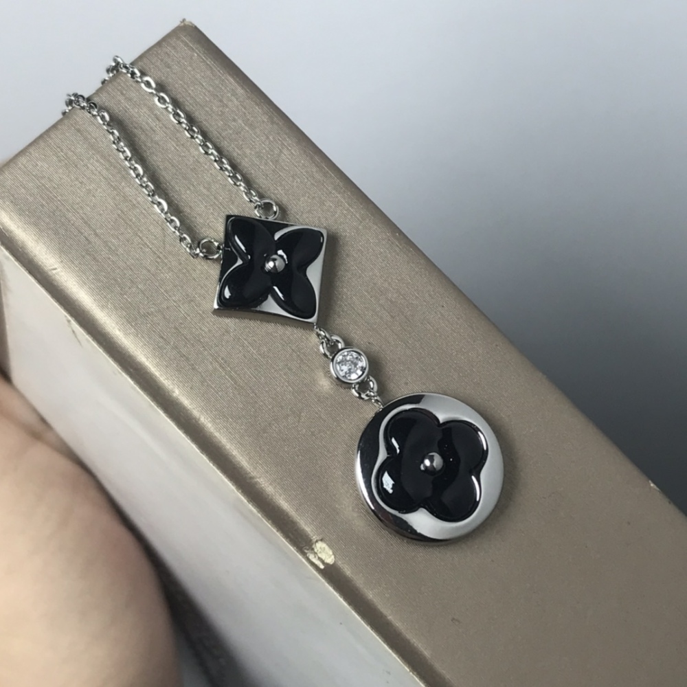 001 LV Necklace - Classic Hot款式 Two-Color Agate Necklace. Serial Number: BZ9139349