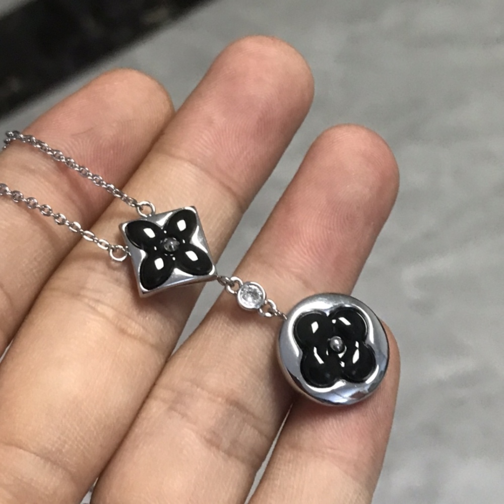 001 LV Necklace - Classic Hot款式 Two-Color Agate Necklace. Serial Number: BZ9139349
