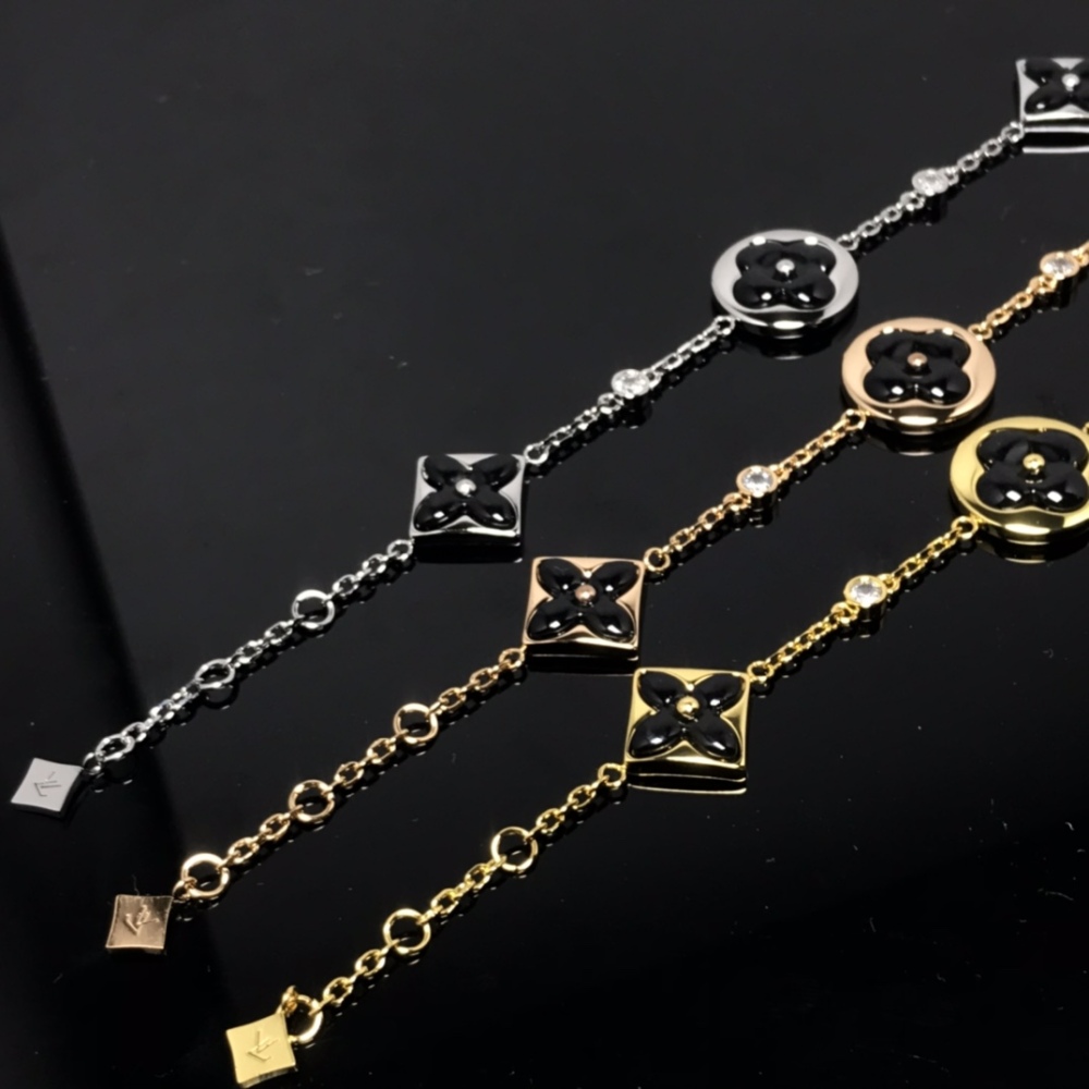 001 Lv bracelet - Black Pearl Four-Flower Bracelet. Serial Number: CC3248438