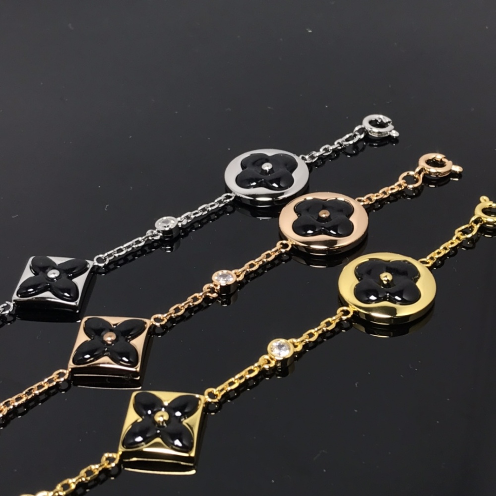 001 Lv bracelet - Black Pearl Four-Flower Bracelet. Serial Number: CC3248438