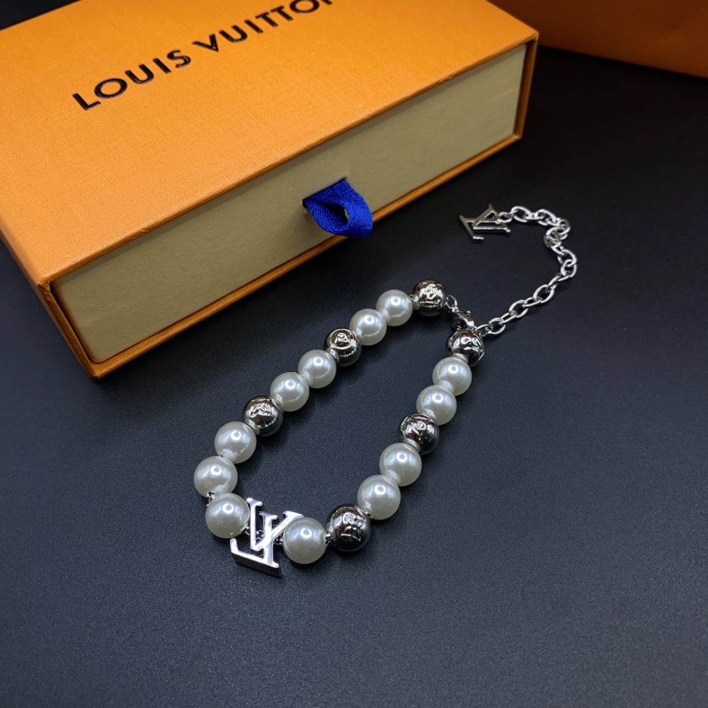 001 LV New Style Necklace and Bracelet