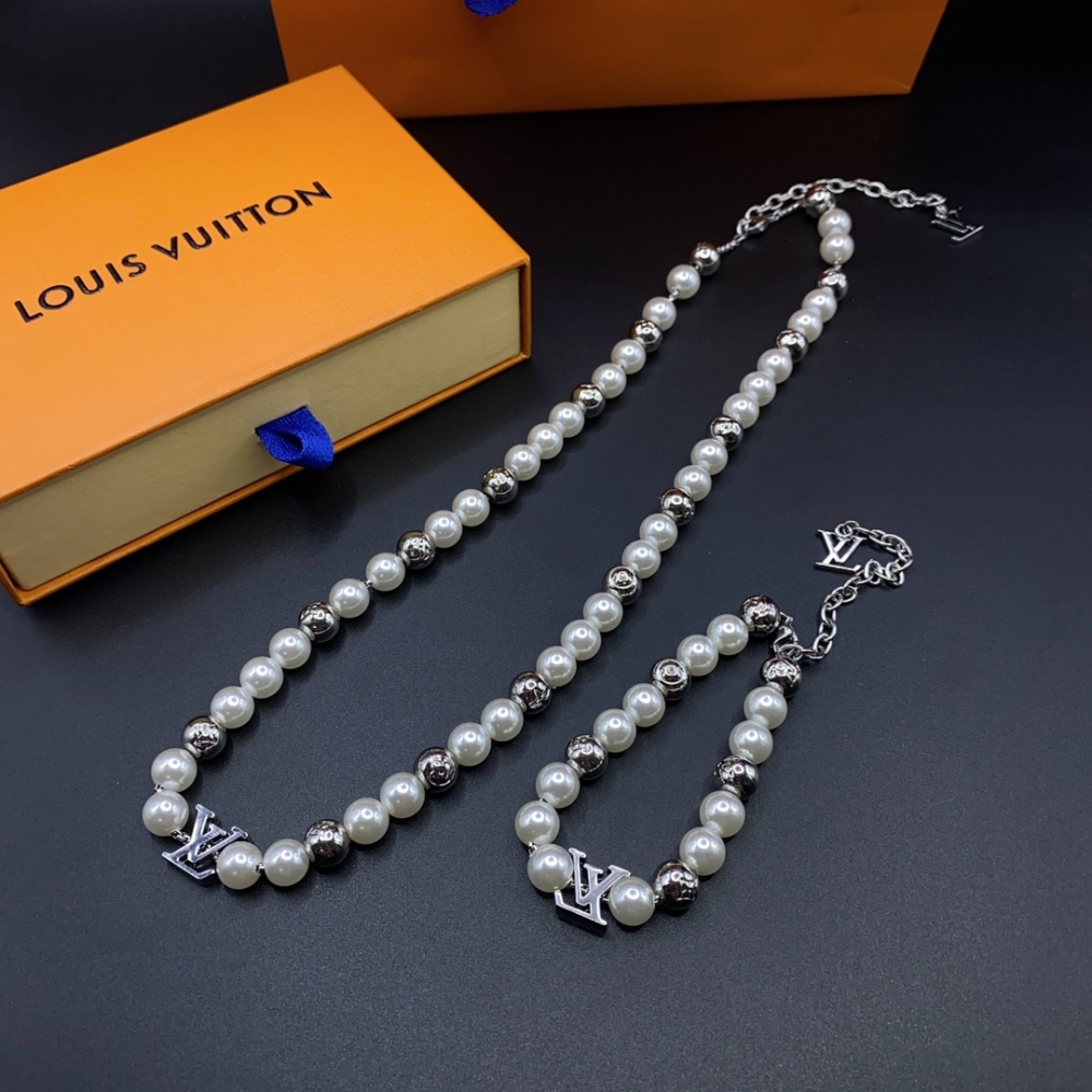 001 LV New Style Necklace and Bracelet