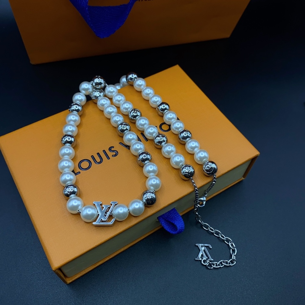 001 LV New Style Necklace and Bracelet