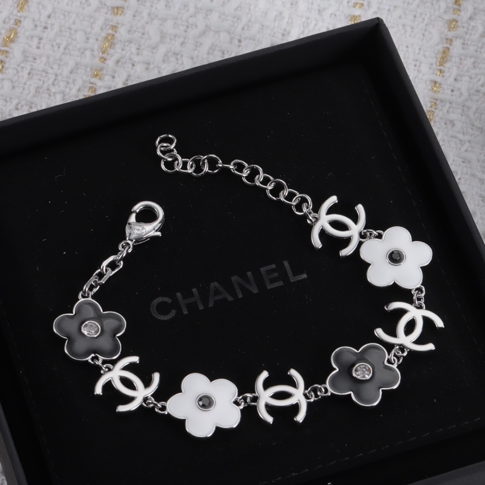 001 Chanel Petite Xiang Hand Chain