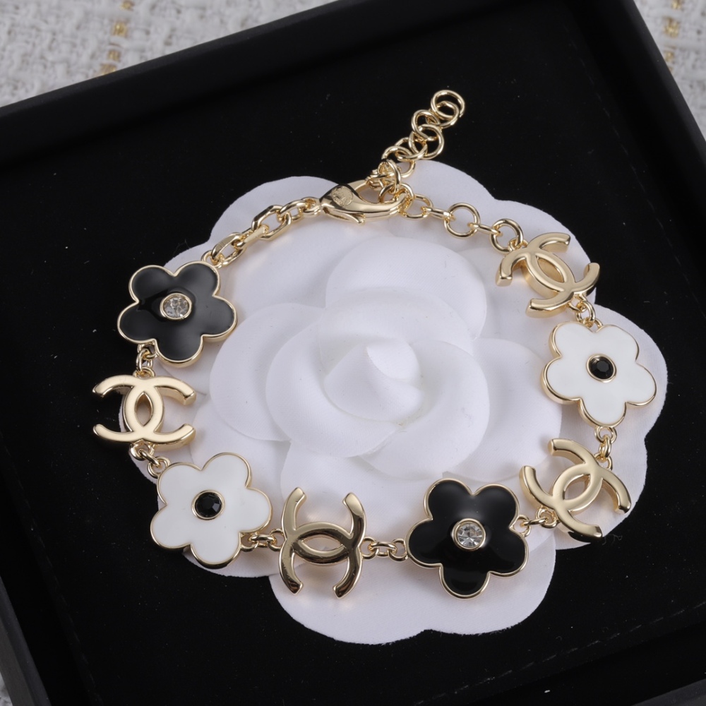 001 Chanel Petite Xiang Hand Chain