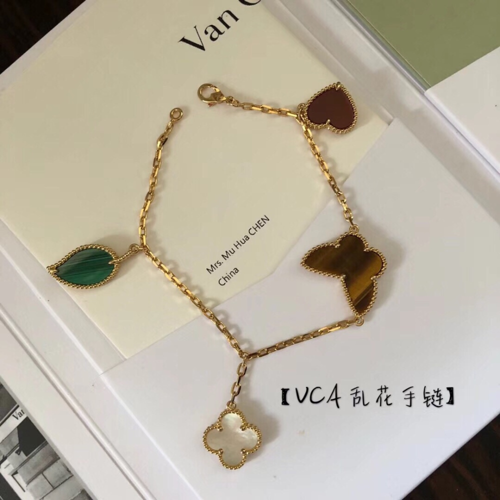 001 Van Cleef & Arpels Hand bracelet