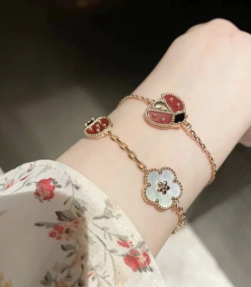 001 Van Cleef & Arpels Hand bracelet