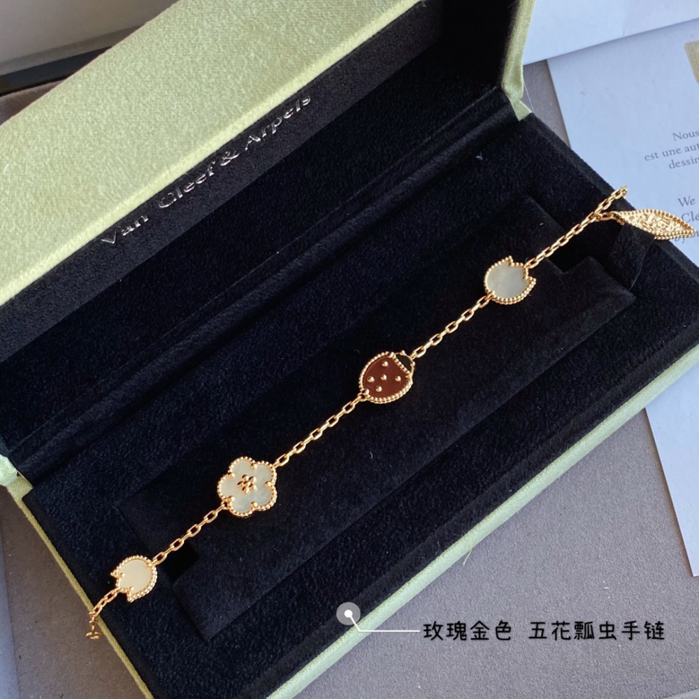 001 Van Cleef & Arpels Hand bracelet