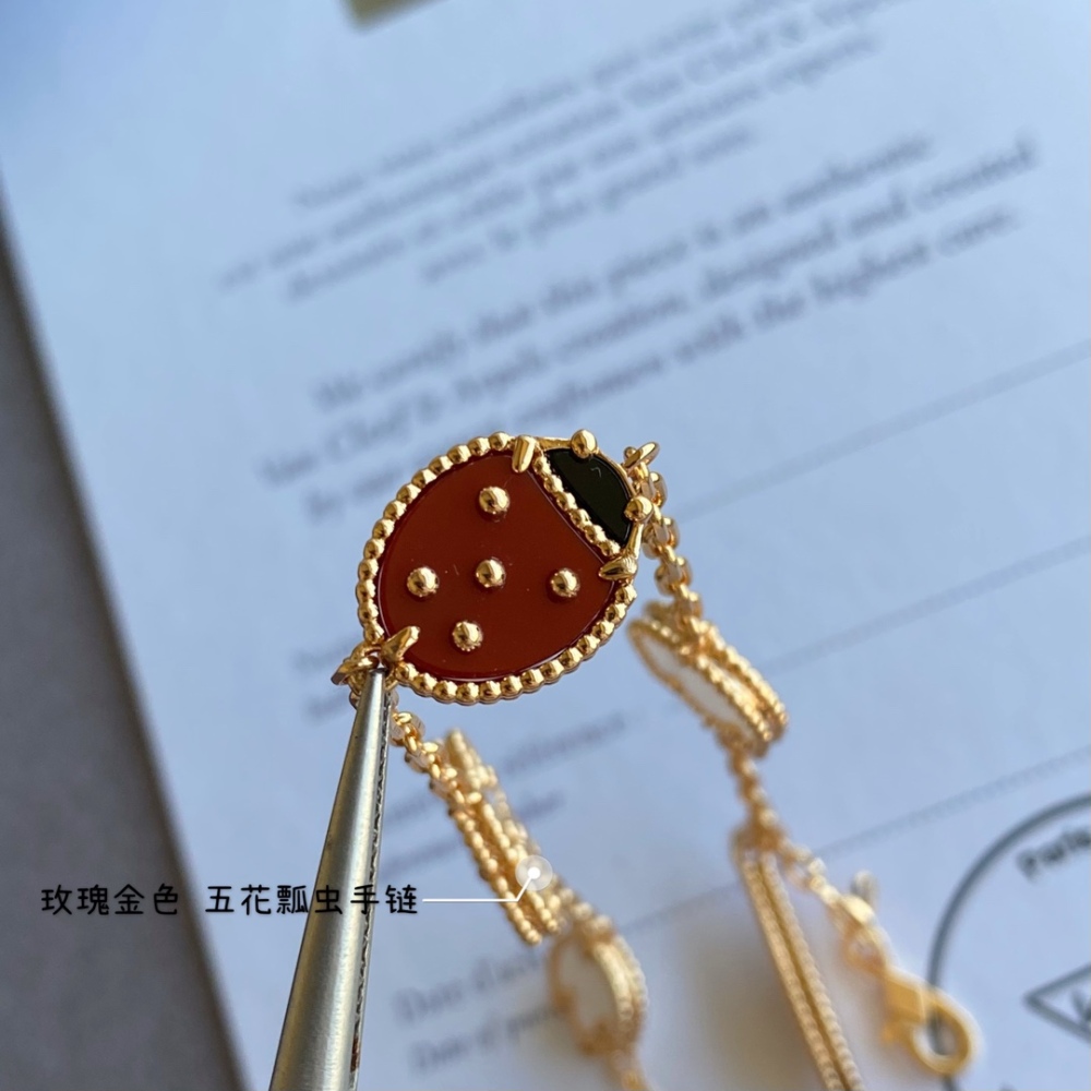 001 Van Cleef & Arpels Hand bracelet