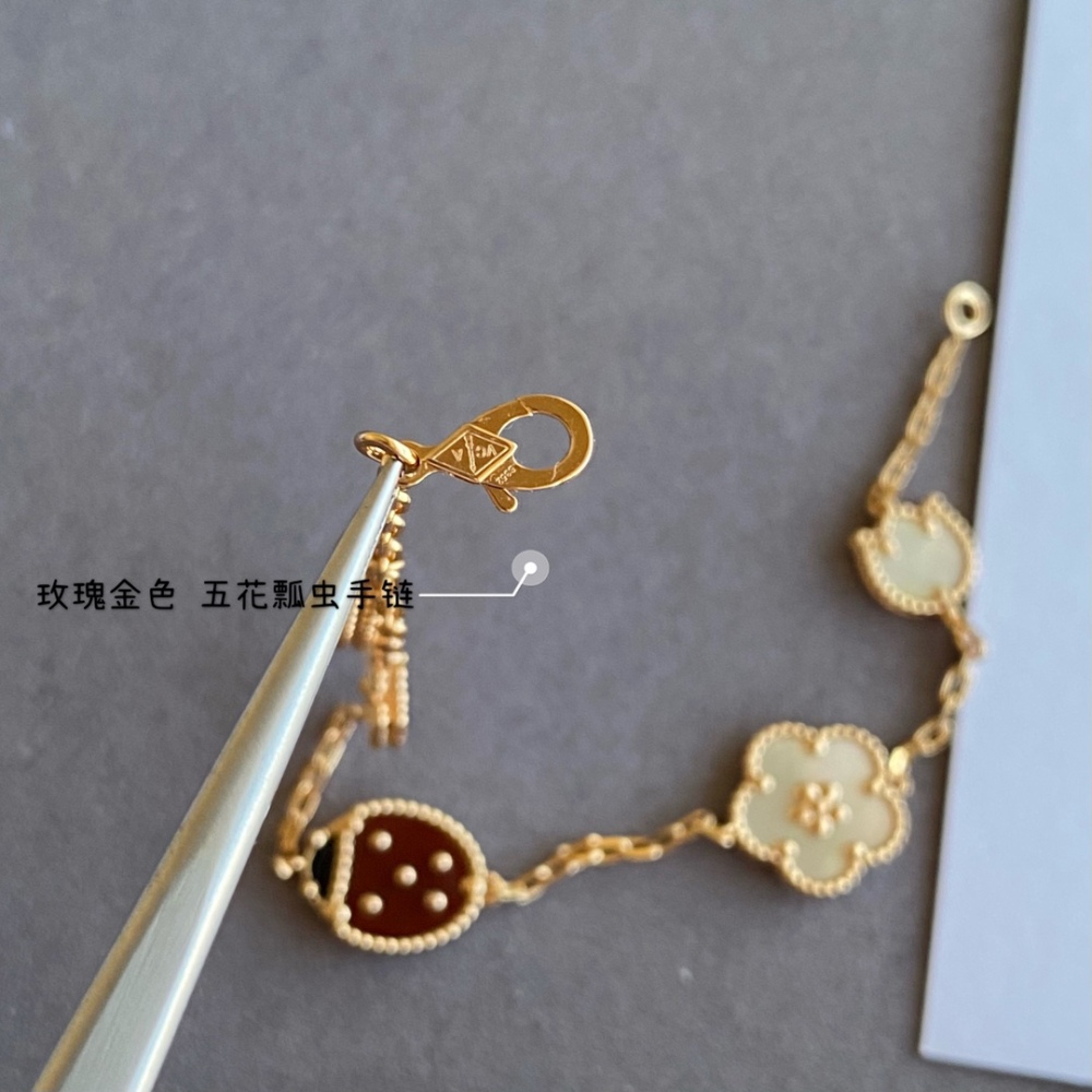 001 Van Cleef & Arpels Hand bracelet