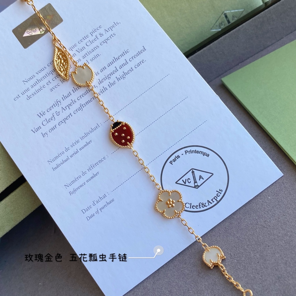001 Van Cleef & Arpels Hand bracelet