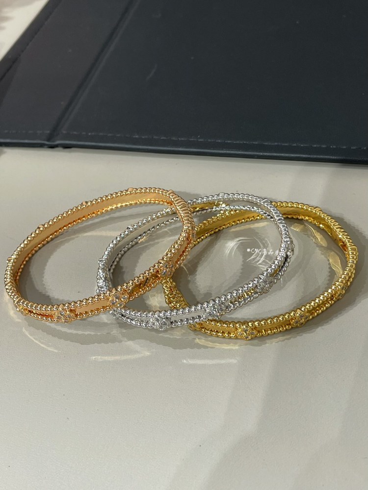001 Van Cleef & Arpels Hand bracelet