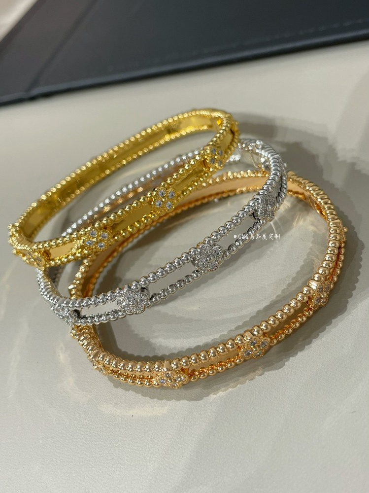 001 Van Cleef & Arpels Hand bracelet
