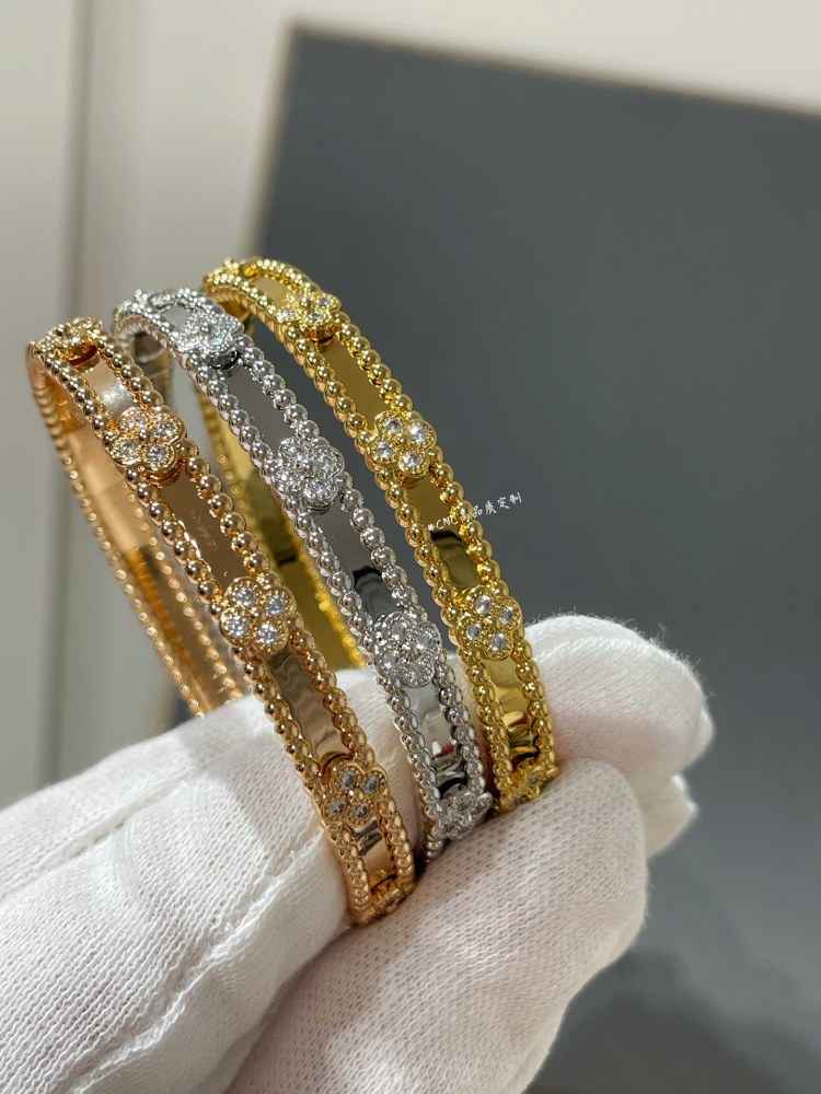 001 Van Cleef & Arpels Hand bracelet