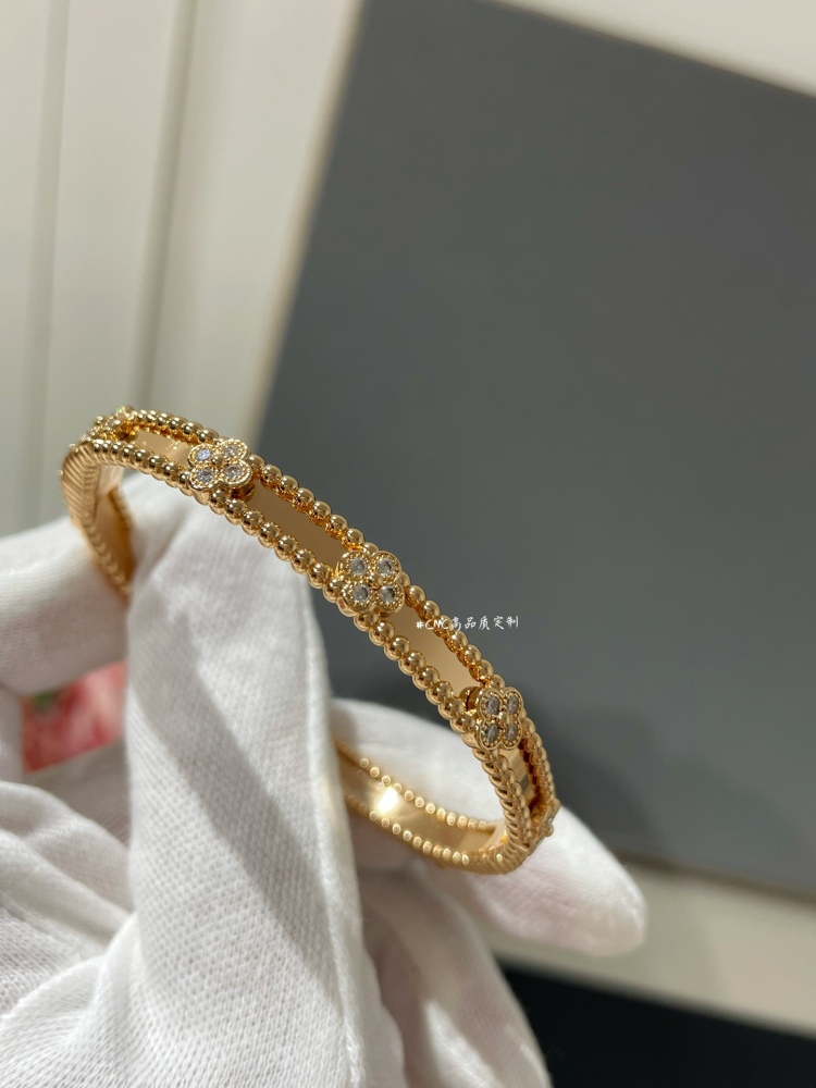 001 Van Cleef & Arpels Hand bracelet