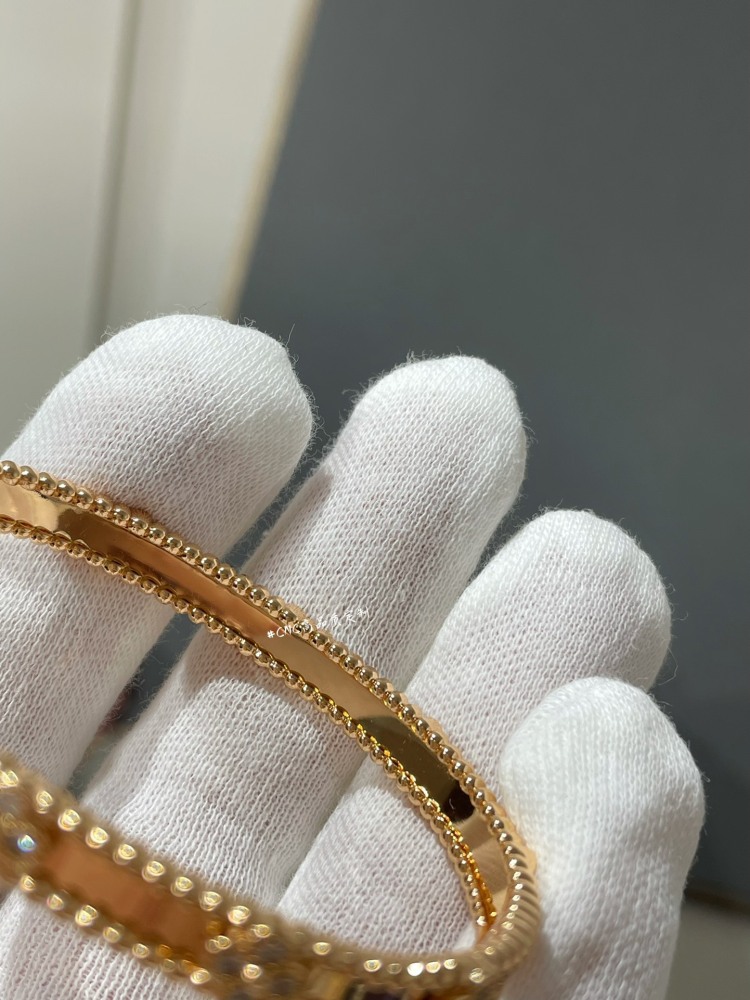 001 Van Cleef & Arpels Hand bracelet