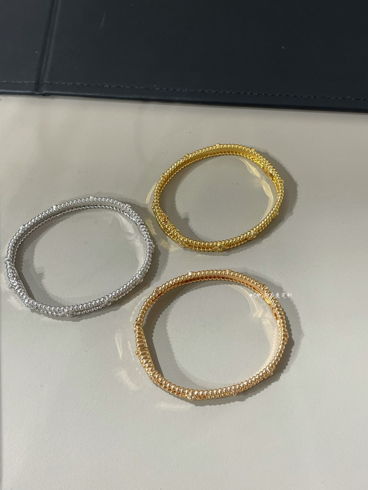 001 Van Cleef & Arpels Hand bracelet