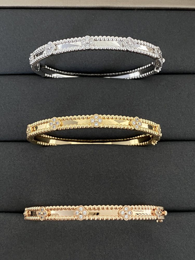 001 Van Cleef & Arpels Hand bracelet
