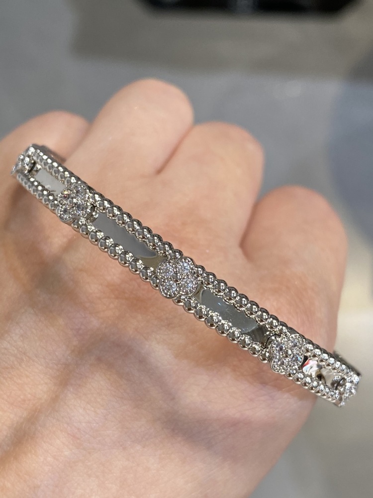 001 Van Cleef & Arpels Hand bracelet