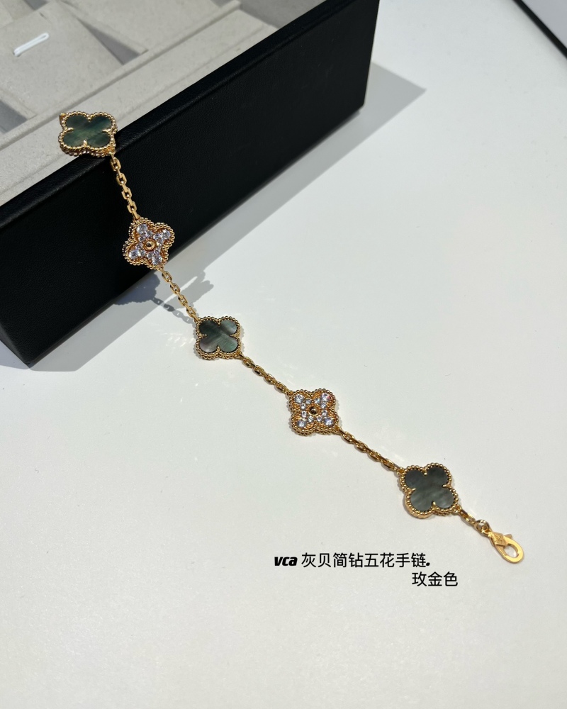 001 Van Cleef & Arpels Hand bracelet