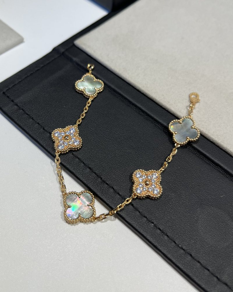 001 Van Cleef & Arpels Hand bracelet