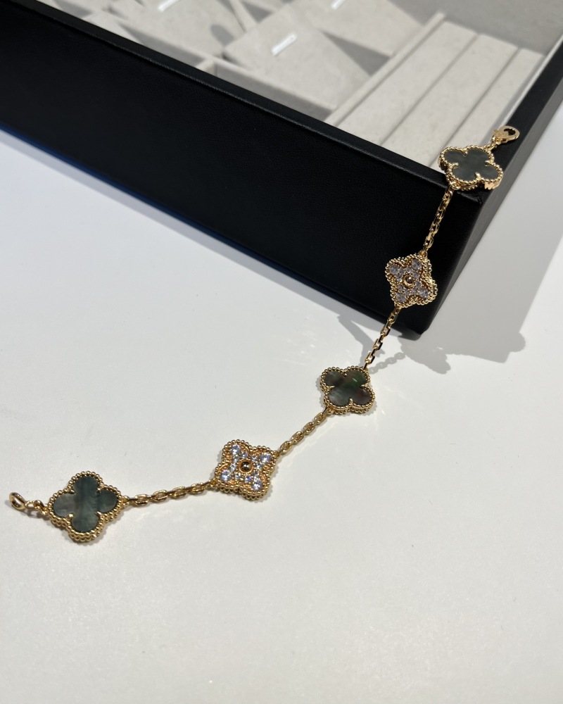 001 Van Cleef & Arpels Hand bracelet