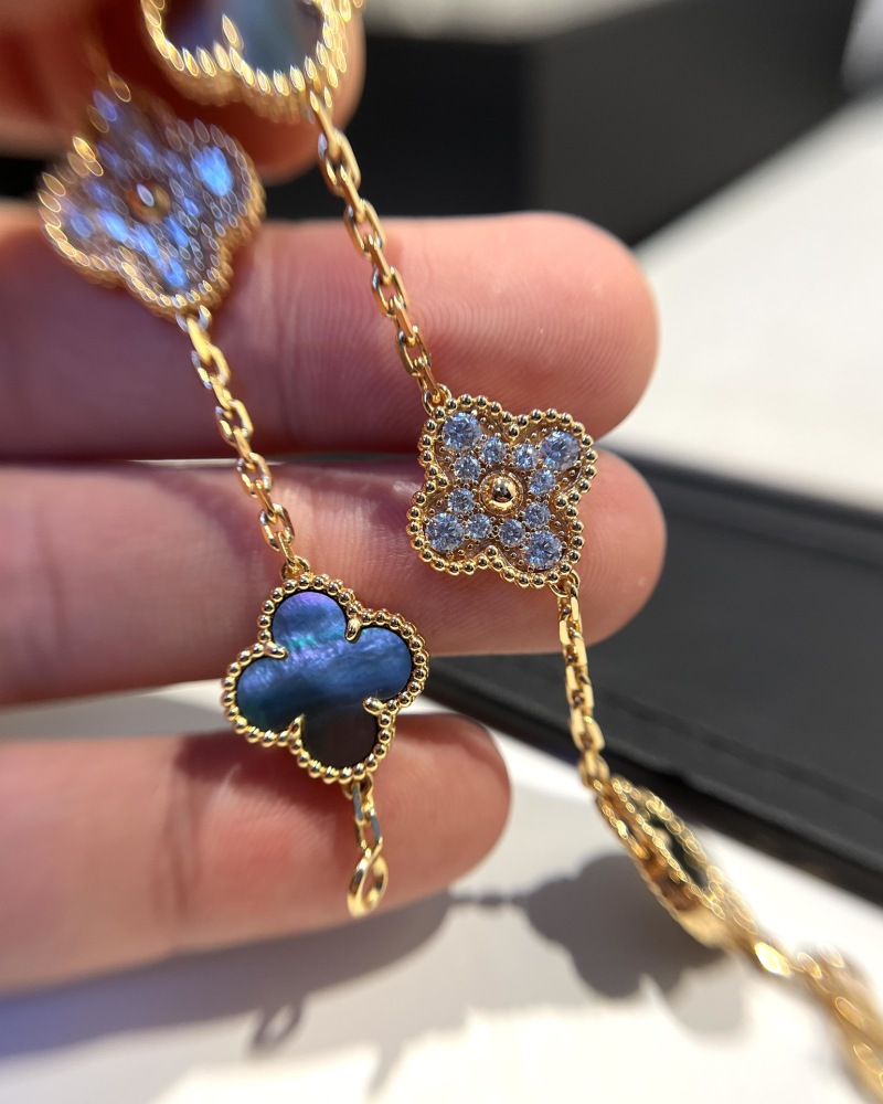 001 Van Cleef & Arpels Hand bracelet