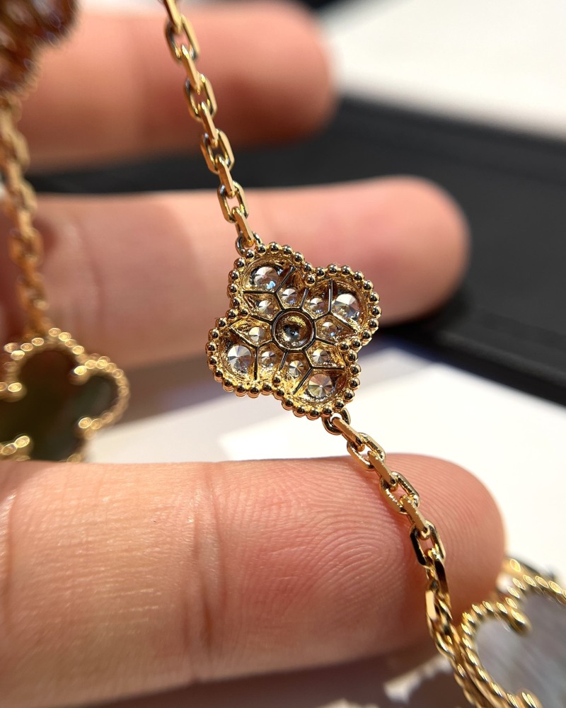 001 Van Cleef & Arpels Hand bracelet
