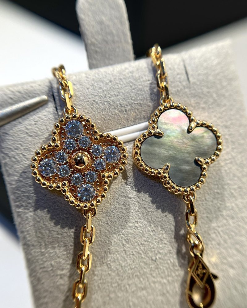 001 Van Cleef & Arpels Hand bracelet