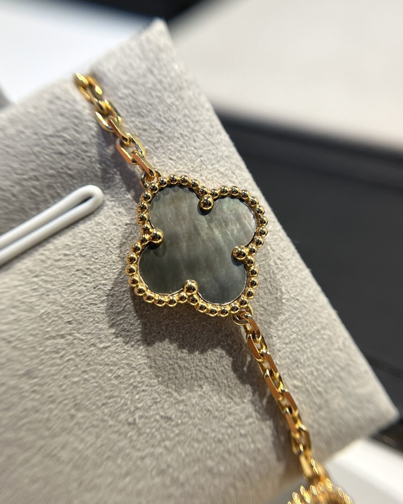 001 Van Cleef & Arpels Hand bracelet