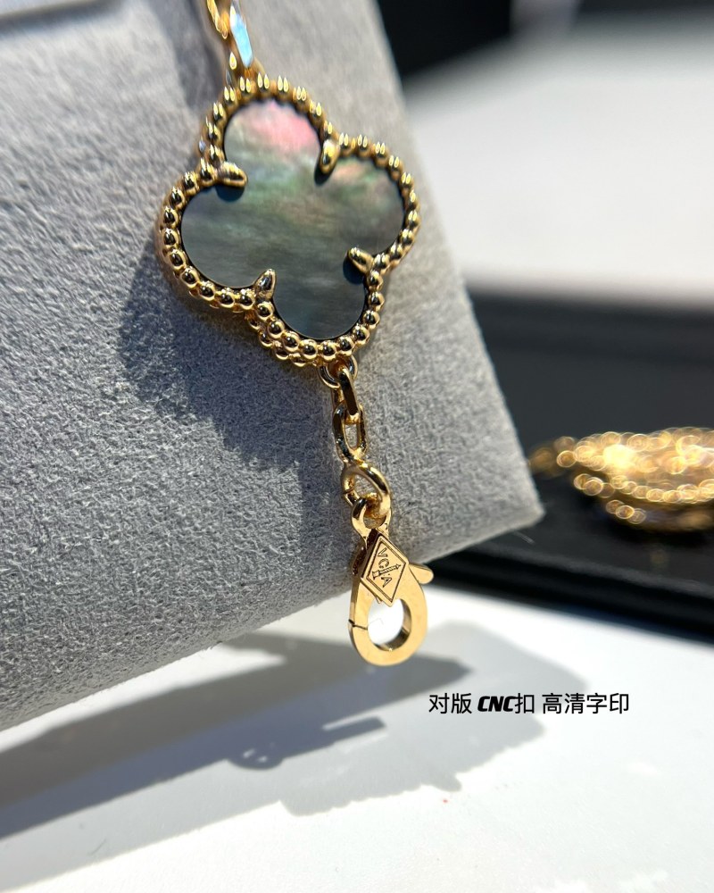 001 Van Cleef & Arpels Hand bracelet