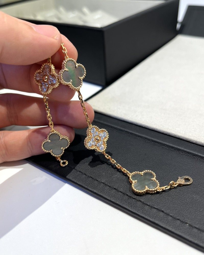001 Van Cleef & Arpels Hand bracelet