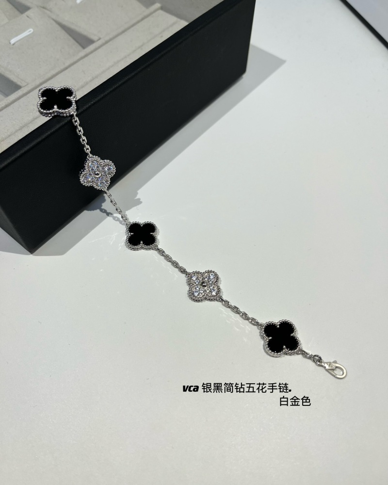 001 Van Cleef & Arpels Hand bracelet