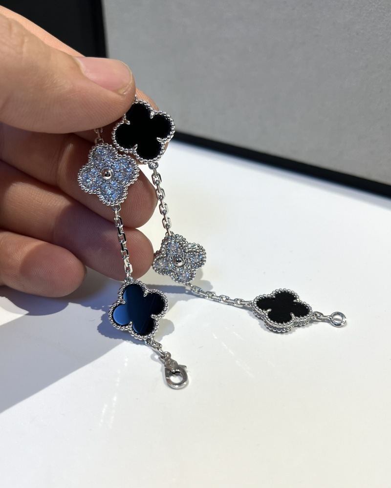 001 Van Cleef & Arpels Hand bracelet