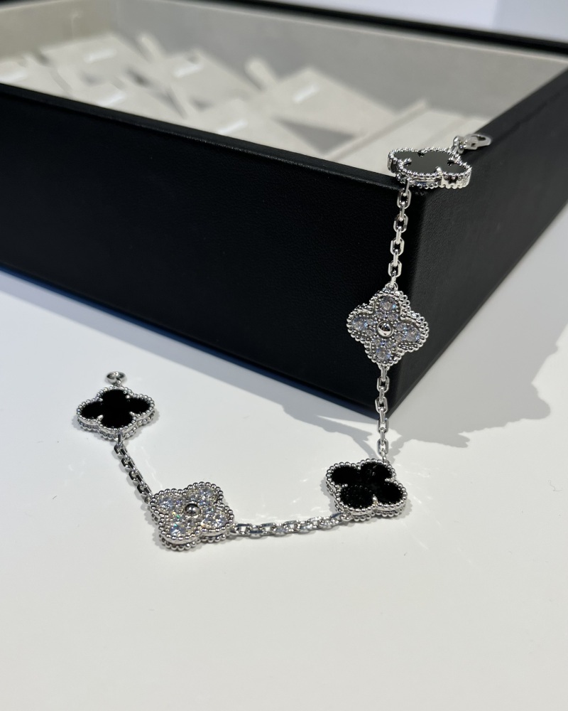 001 Van Cleef & Arpels Hand bracelet