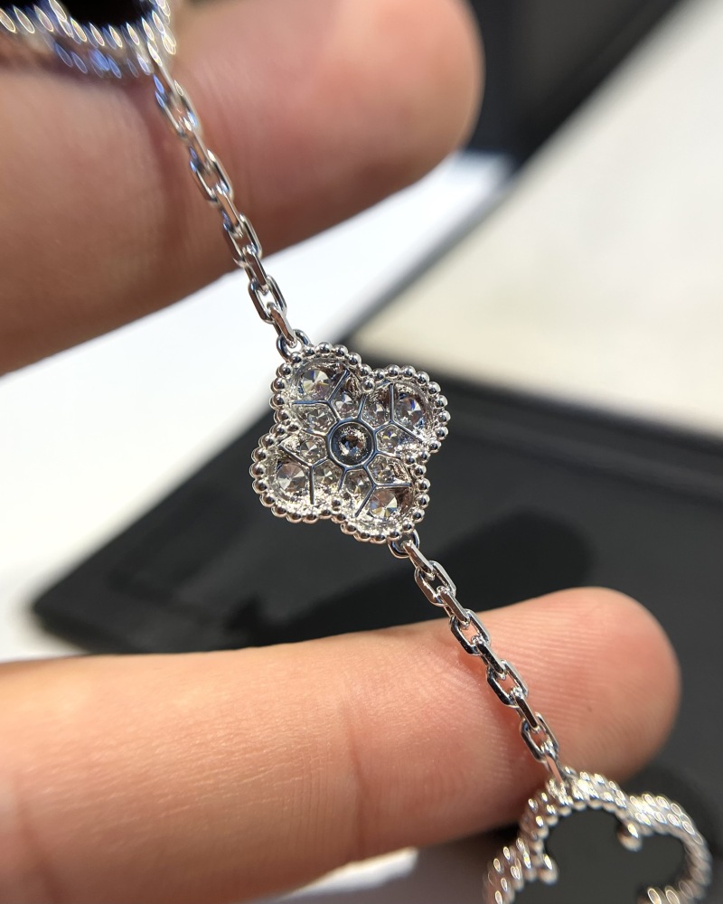 001 Van Cleef & Arpels Hand bracelet