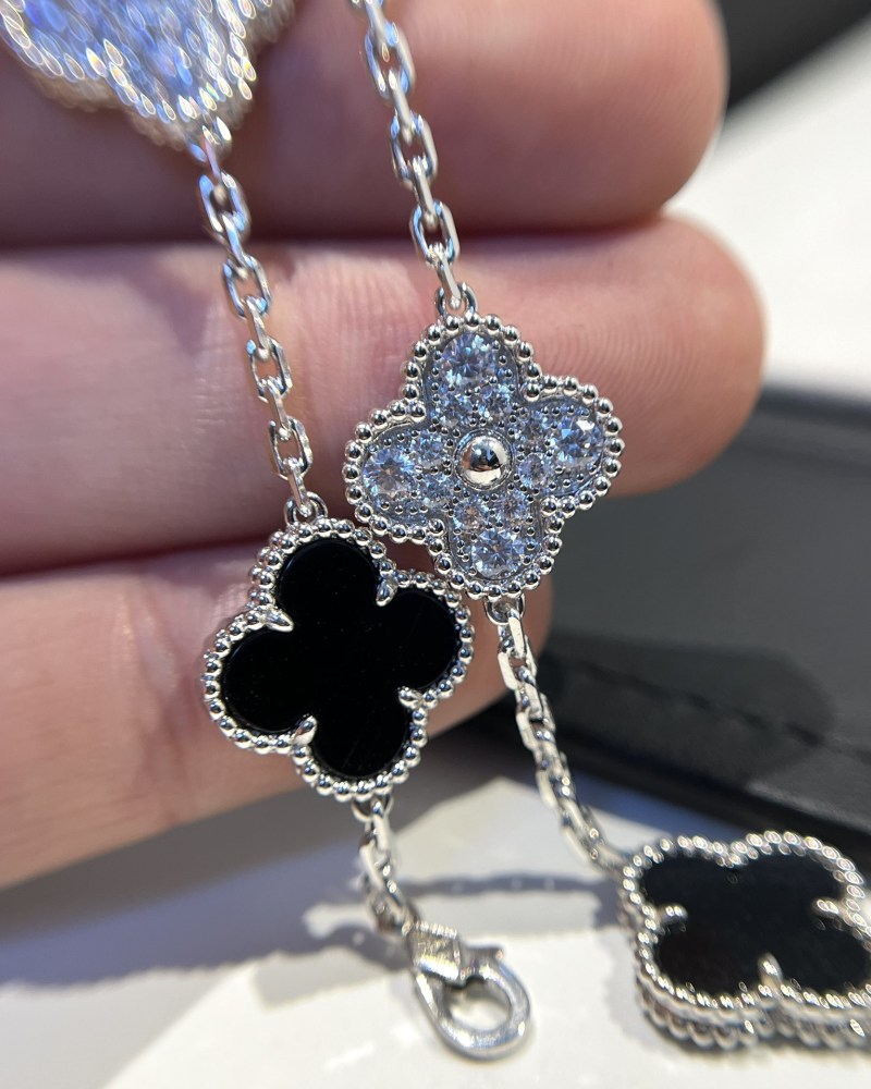 001 Van Cleef & Arpels Hand bracelet