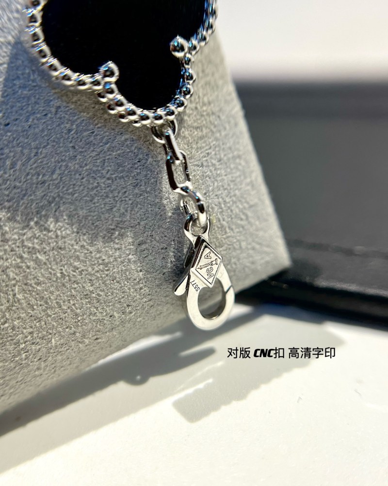 001 Van Cleef & Arpels Hand bracelet
