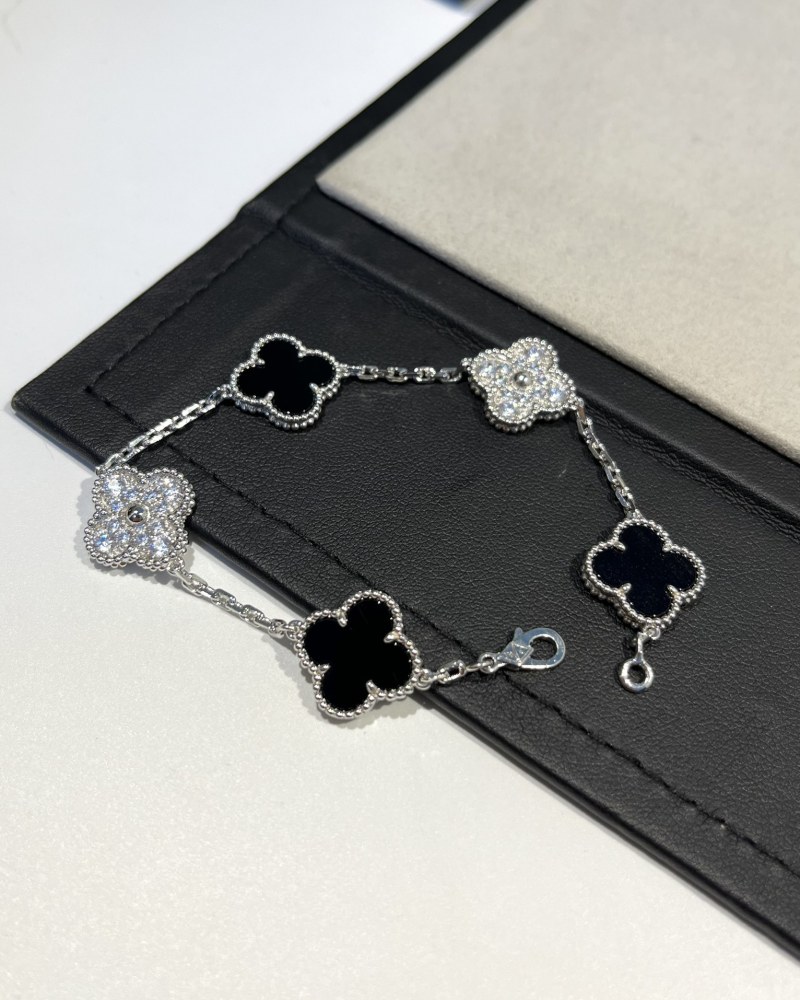001 Van Cleef & Arpels Hand bracelet