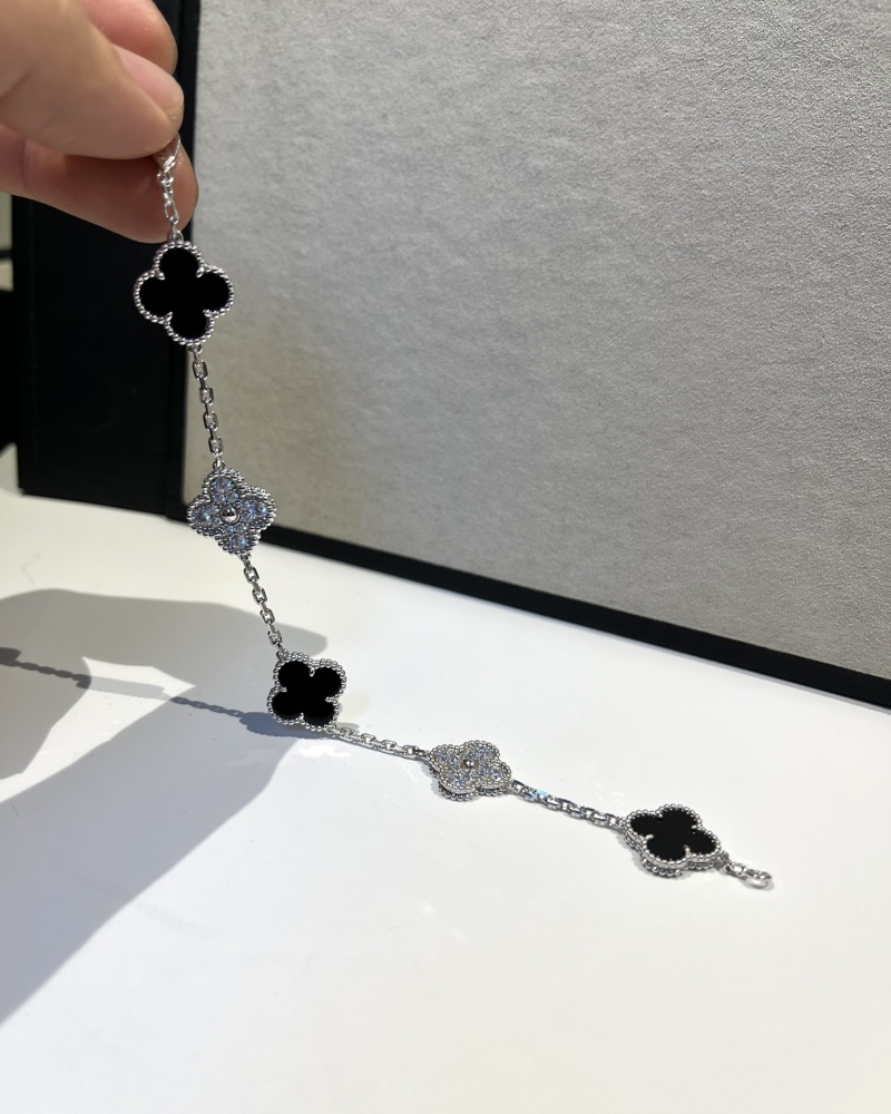 001 Van Cleef & Arpels Hand bracelet