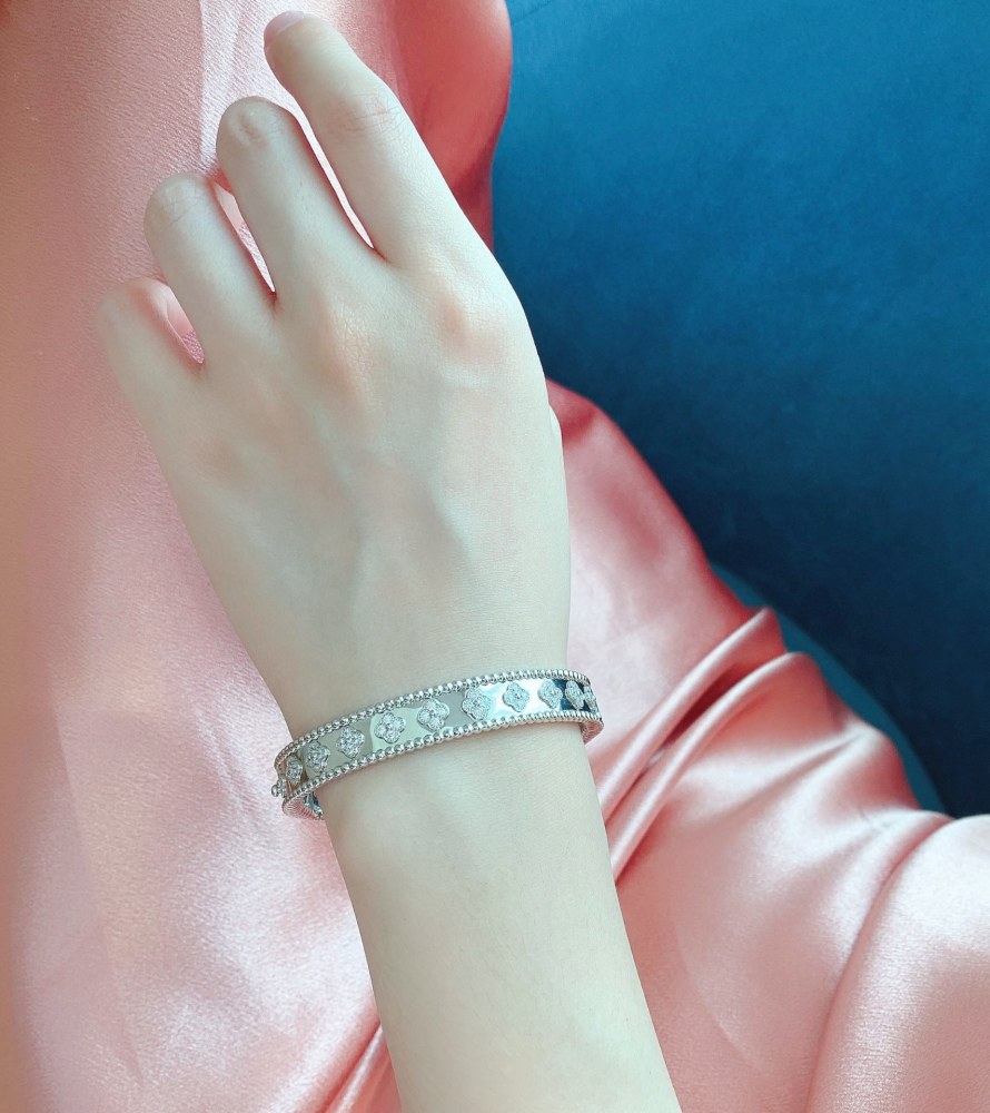 001 Van Cleef & Arpels Hand bracelet