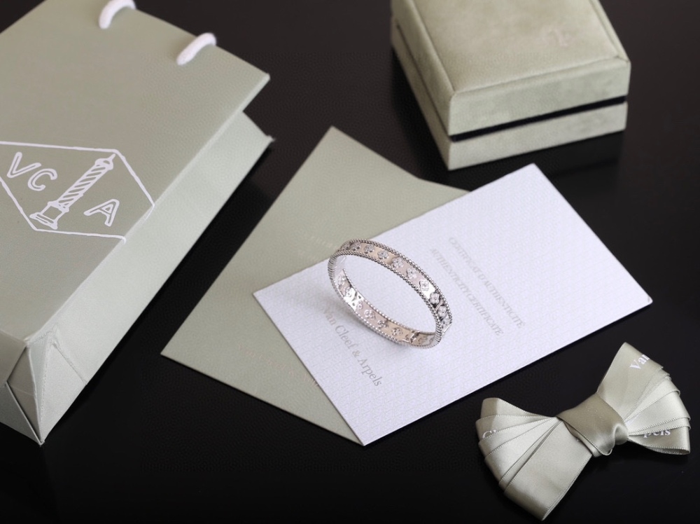 001 Van Cleef & Arpels Hand bracelet
