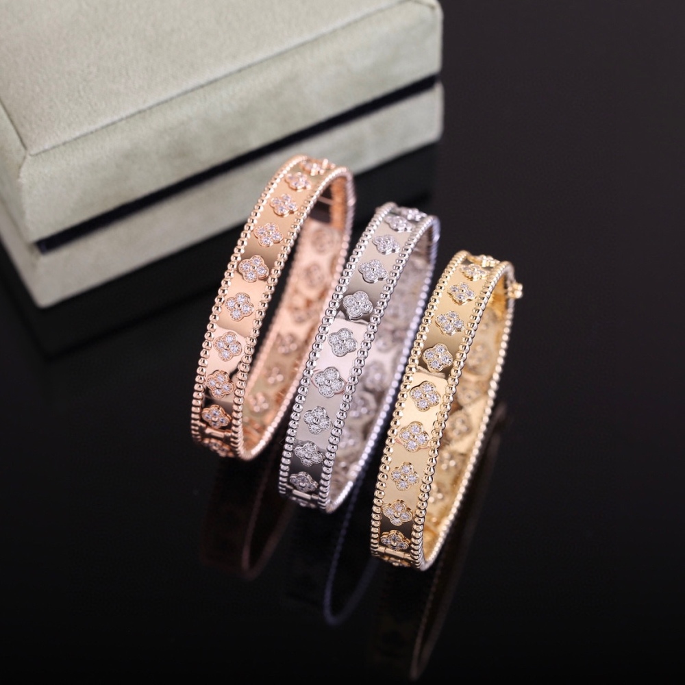 001 Van Cleef & Arpels Hand bracelet